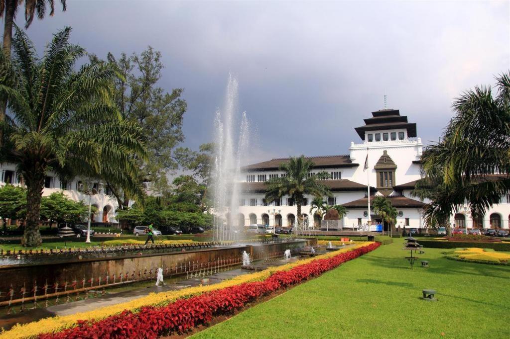 Raffleshom Hotel Bandung Dış mekan fotoğraf