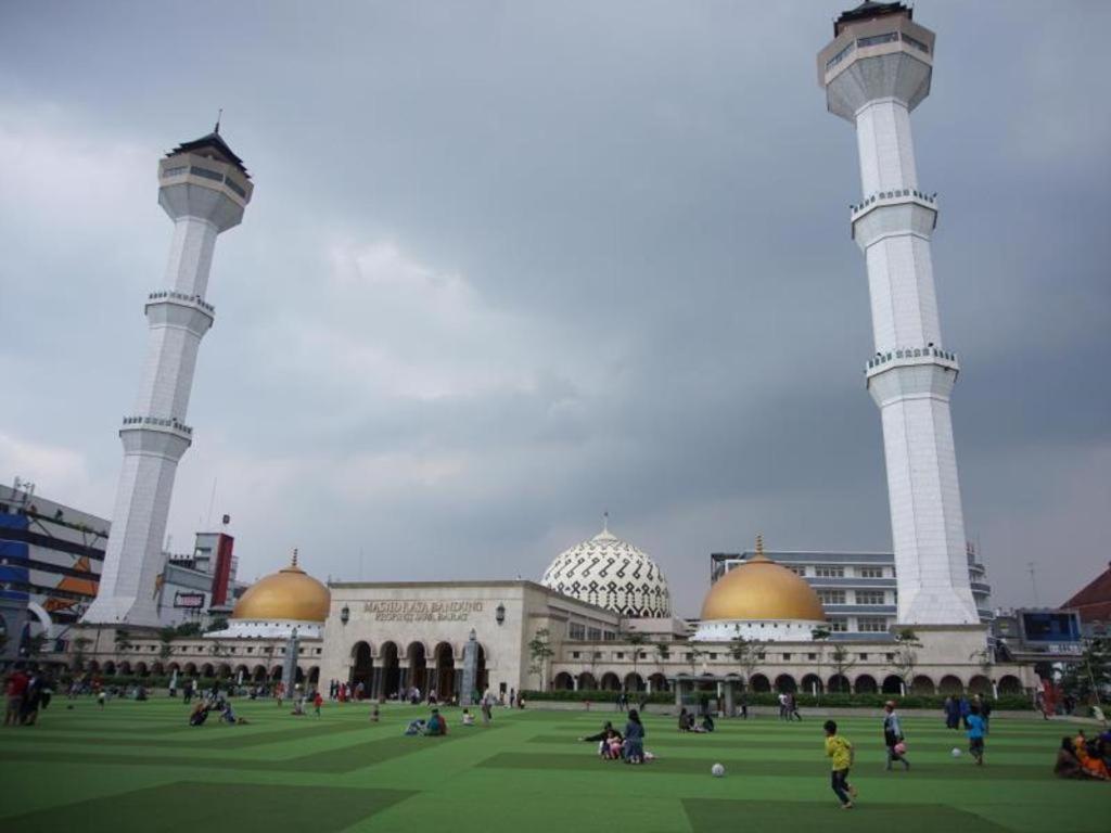 Raffleshom Hotel Bandung Dış mekan fotoğraf
