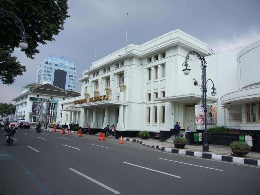Raffleshom Hotel Bandung Dış mekan fotoğraf